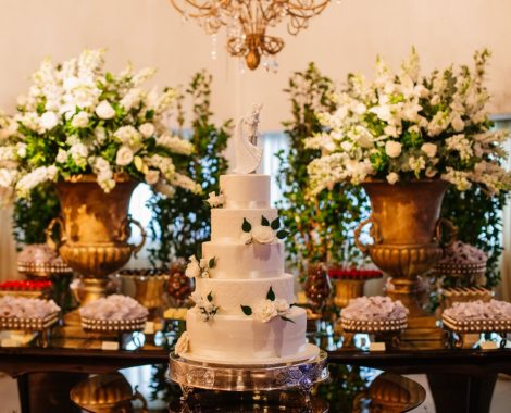 Mesa decorada com bolo de casamento