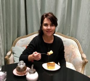 Ale Moreira no interior da Smeterling Patisserie degustando um doce
