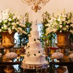 Mesa decorada com bolo de casamento